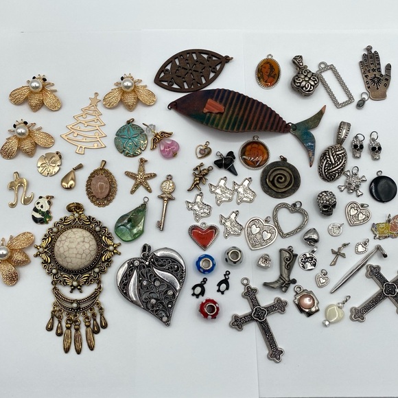 Assorted Jewelry Lot of Charms and Pendants - Picture 2 of 11